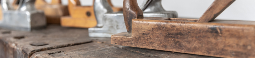 Individuelle Bearbeitung von Särgen und Urnen